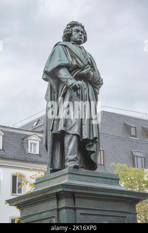 Bonn September 2022: Das Beethoven-Denkmal am Bonner Münsterplatz erinnert an den berühmtesten Sohn der Stadt, den Komponisten Ludwig van Beethoven. Stockfoto