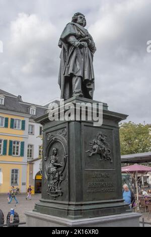 Bonn September 2022: Das Beethoven-Denkmal am Bonner Münsterplatz erinnert an den berühmtesten Sohn der Stadt, den Komponisten Ludwig van Beethoven. Stockfoto