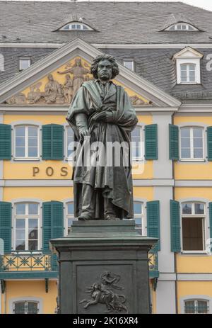 Bonn September 2022: Das Beethoven-Denkmal am Bonner Münsterplatz erinnert an den berühmtesten Sohn der Stadt, den Komponisten Ludwig van Beethoven. Stockfoto