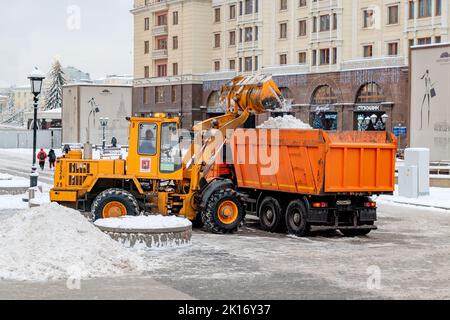 Moskau, Russland - 15. Dezember 2021: Schneeräumung. Traktor macht nach starkem Schneefall im Zentrum von Moskau den Weg frei. Der Platz Maneschnaja nach dem Schnee Stockfoto