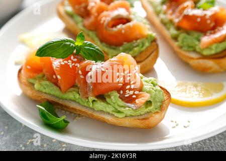 Toast mit gesalzenem Lachs und Avocado Guacamole Stockfoto