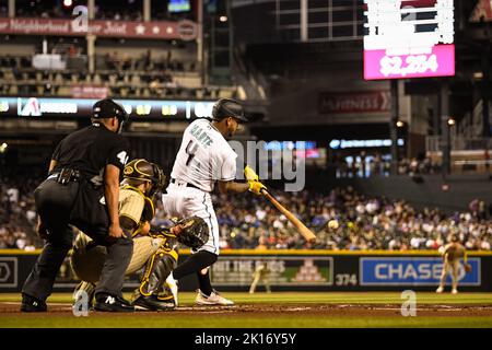 Arizona Diamondbacks ernannte den Hitter Ketel Marte (4) im ersten Inning während eines MLB-Baseballspiels gegen einen Bodenball zum linken Feld Stockfoto