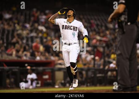 Arizona Diamondbacks ernannte Hitter Ketel Marte (4) dankt gott, nachdem er im vierten Inning während eines MLB-Baseballspiels gegen Th einen Heimlauf gemacht hatte Stockfoto