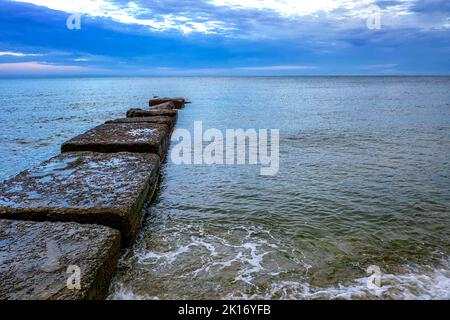 Tagesansicht von Schönheit mit Wolken der Küste mit Steinpier und klarem Wasser Stockfoto