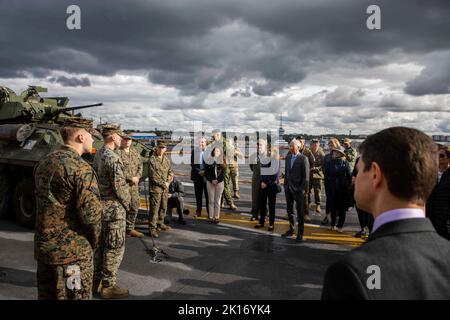 Atlantischer Ozean. 1. September 2022. US-Marineinfanteristen, die der Marine Expeditionary Unit (MEU) von 22. zugeordnet sind, tauschen während eines wichtigen Führungseingriffs an Bord des amphibischen Sturmschiffs USS Kearsarge (LHD 3) der Wasp-Klasse in Riga, Lettland, am 7. September 2022 Informationen über taktische Fahrzeuge aus. An der Verlobung nahmen Vertreter aus Kanada, der Tschechischen Republik, Georgien, Griechenland, Lettland, Die Slowakei, Slowenien, Spanien, Die Ukraine, Und den Vereinigten Staaten. Die Kearsarge Amphibious Ready Group, die 22. MEU unter dem Kommando und der Kontrolle der Task Force 61/2 einschiffte, befindet sich auf einem geplanten Einsatz in der US Naval Forces Euro Stockfoto