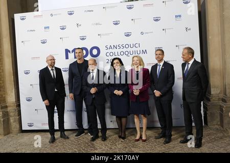 15/09/2022, Potsdam, Deutschland. (L-R) Moritz Van Duelmen, Geschäftsführer der Potsdam Media International e.V., der ukrainischen ehemaligen Boxweltmeisterschaft im Schwergewicht Wladimir Klitschko, Bundeskanzler Olaf Scholz, Vjosa Osmani, Präsident des Kosovo, Amy Gutmann, US-Botschafterin in Deutschland, Mike Schubert, Bürgermeister von Potsdam und Donald Tusk, Leiter der Bürgerplattform-Party Pose für Fotografen vor der Verleihung des Medienpreises M100 im Rahmen der Medienkonferenz M100 für Demokratie und Pressefreiheit am 15. September 2022 in Potsdam, südwestlich der deutschen Hauptstadt Berlin. In der Orangerie Sa Stockfoto