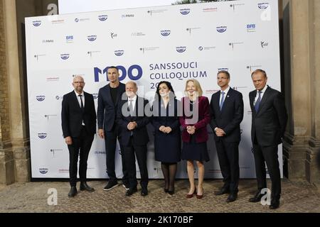 15/09/2022, Potsdam, Deutschland. (L-R) Moritz Van Duelmen, Geschäftsführer der Potsdam Media International e.V., der ukrainischen ehemaligen Boxweltmeisterschaft im Schwergewicht Wladimir Klitschko, Bundeskanzler Olaf Scholz, Vjosa Osmani, Präsident des Kosovo, Amy Gutmann, US-Botschafterin in Deutschland, Mike Schubert, Bürgermeister von Potsdam und Donald Tusk, Leiter der Bürgerplattform-Party Pose für Fotografen vor der Verleihung des Medienpreises M100 im Rahmen der Medienkonferenz M100 für Demokratie und Pressefreiheit am 15. September 2022 in Potsdam, südwestlich der deutschen Hauptstadt Berlin. In der Orangerie Sa Stockfoto