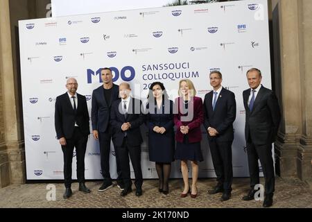 15/09/2022, Potsdam, Deutschland. (L-R) Moritz Van Duelmen, Geschäftsführer der Potsdam Media International e.V., der ukrainischen ehemaligen Boxweltmeisterschaft im Schwergewicht Wladimir Klitschko, Bundeskanzler Olaf Scholz, Vjosa Osmani, Präsident des Kosovo, Amy Gutmann, US-Botschafterin in Deutschland, Mike Schubert, Bürgermeister von Potsdam und Donald Tusk, Leiter der Bürgerplattform-Party Pose für Fotografen vor der Verleihung des Medienpreises M100 im Rahmen der Medienkonferenz M100 für Demokratie und Pressefreiheit am 15. September 2022 in Potsdam, südwestlich der deutschen Hauptstadt Berlin. In der Orangerie Sa Stockfoto