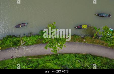 Barishal, Bangladesch. 16.. September 2022. Zu den faszinierendsten Dingen in der südlichen Region von Bangladesch gehört der wunderschöne schwimmende Guava-Markt von Swarupkathi in Pirojpur in der Barishal Division. Die Guava war ein kulinarischer Hit in der Gegend und ihr Ruhm verbreitete sich allmählich im ganzen Land. Heute wird Guava in fünf Gewerkschaften von Swarupkathi auf 640 Hektar Land angebaut. Seit mehr als 100 Jahren erleben die lokalen Bauern das auf und ab des Lebens zusammen mit dem auf und ab des Flusses. Viele Bauern und Großhändler versammeln sich hier jeden Tag. Stockfoto