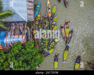 Barishal, Bangladesch. 16.. September 2022. Zu den faszinierendsten Dingen in der südlichen Region von Bangladesch gehört der wunderschöne schwimmende Guava-Markt von Swarupkathi in Pirojpur in der Barishal Division. Die Guava war ein kulinarischer Hit in der Gegend und ihr Ruhm verbreitete sich allmählich im ganzen Land. Heute wird Guava in fünf Gewerkschaften von Swarupkathi auf 640 Hektar Land angebaut. Seit mehr als 100 Jahren erleben die lokalen Bauern das auf und ab des Lebens zusammen mit dem auf und ab des Flusses. Viele Bauern und Großhändler versammeln sich hier jeden Tag. Stockfoto