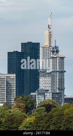 Die 2 höchsten Gebäude in Croydon: Zehn Grad (fertiggestellt) und College Road (im Bau). Beide sind modulare Gebäude, die aus 2 Türmen bestehen. Stockfoto