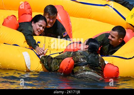 Fort Dix, New Jersey, USA. 9. September 2022. In Fort Dix fand während des kommenden UTA-Wochenendes ein Kurs zum Überleben des Wassers für bis zu 22 Mitglieder der 514 AMW statt. Dieses Training beinhaltet die Orientierung am Wasser und das Wassertraining. Die Trainingsausrüstung umfasste 1 Rettungsinsel, die im Wasser verankert und 1 am Ufer gesprengt wurden. Die Schüler werden mit einem Rettungsschwimmer ausgestattet, schwimmen vom Ufer zum Rettungsinsel und betreten es dann. Sobald alle Mitglieder im Floß sind, werden wir die Wartung und Ausrüstung des Floßes besprechen, um ihnen zu helfen, während der Umweltbedingungen zu überleben Stockfoto