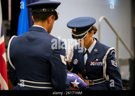 9. September 2022 - RAF Croughton, Northamptonshire, Großbritannien - ein Fluggast der ehrenwache der 422D Air Base Group begrüßt eine Flagge während einer Retreat-Zeremonie 9/11 bei RAF Croughton, England, im September. 9, 2022. Luftwaffe und Gäste nahmen an der Zeremonie zur Ehre der Menschen Teil, die während der Terroranschläge vom 11.. September ihr Leben verloren haben. (Bild: © U.S. Air Force/ZUMA Press Wire Service/ZUMAPRESS.com) Stockfoto