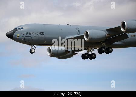 USAF Boeing KC-135R Stratotanker bei der Ankunft beim Royal International Air Tattoo RIAT 2022 bei RAF Fairford, Gloucestershire, Großbritannien Stockfoto