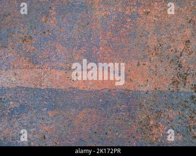 Alte rostige Metallplatte, geschälte Metallüberlagerung Textur. Grungen Hintergrund. Hochauflösende Textur. Platz für Design und Text kopieren. Verzweifelte Textur. Stockfoto