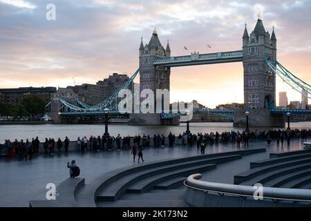 Mitglieder der Öffentlichkeit in der Schlange um 06:43 Uhr auf dem Queen's Walk an der Tower Bridge in London, als sie warten, um Königin Elizabeth II. Vor ihrer Beerdigung am Montag im Zustand zu sehen. Bilddatum: Freitag, 16. September 2022. Stockfoto