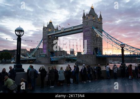 Mitglieder der Öffentlichkeit in der Schlange um 06:30 Uhr auf dem Queen's Walk an der Tower Bridge in London, als sie warten, um Königin Elizabeth II. Vor ihrer Beerdigung am Montag im Zustand zu sehen. Bilddatum: Freitag, 16. September 2022. Stockfoto