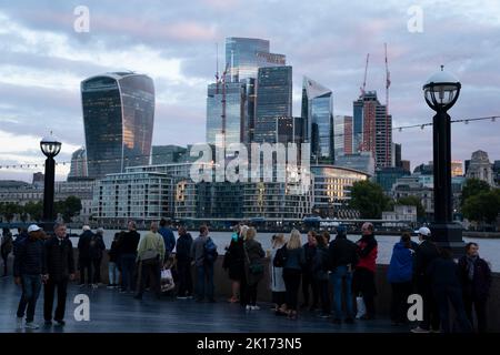 Mitglieder der Öffentlichkeit in der Schlange um 06:34 Uhr auf dem Queen's Walk gegenüber der City of London, als sie warten, um Königin Elizabeth II. Vor ihrer Beerdigung am Montag im Zustand zu sehen. Bilddatum: Freitag, 16. September 2022. Stockfoto