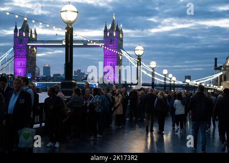 Mitglieder der Öffentlichkeit in der Schlange um 06:04 Uhr auf dem Queen's Walk an der Tower Bridge in London, als sie warten, um Königin Elizabeth II. Vor ihrer Beerdigung am Montag im Zustand zu sehen. Bilddatum: Freitag, 16. September 2022. Stockfoto