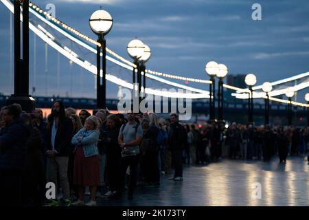 Mitglieder der Öffentlichkeit in der Schlange um 06:09 Uhr auf dem Queen's Walk an der Tower Bridge in London, als sie warten, um Königin Elizabeth II. Vor ihrer Beerdigung am Montag im Zustand zu sehen. Bilddatum: Freitag, 16. September 2022. Stockfoto