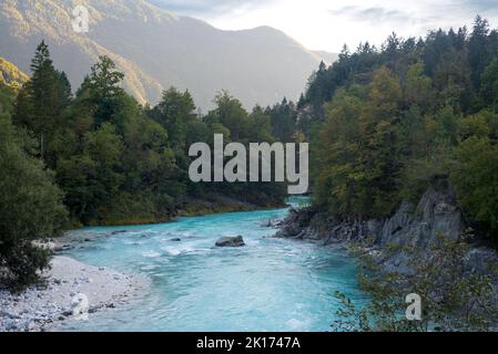 Soča Fluss in den Bergen Stockfoto