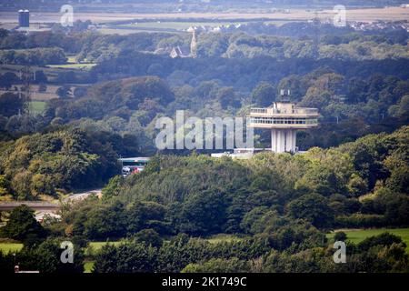 M6 Services der Pennine Tower wurde entwickelt, um den Servicebereich (ursprünglich als „Forton Services“ bezeichnet) deutlich sichtbar zu machen Stockfoto