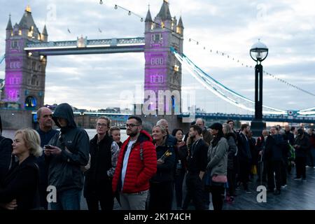 Mitglieder der Öffentlichkeit in der Schlange um 06:19 Uhr auf dem Queen's Walk an der Tower Bridge in London, als sie warten, um Königin Elizabeth II. Vor ihrer Beerdigung am Montag im Zustand zu sehen. Bilddatum: Freitag, 16. September 2022. Stockfoto