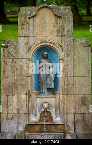 St. Ann's Brunnen alten warmen natürlichen Quelle Buxton, Derbyshire. Der Trinkbrunnen befindet sich am Fuße der Hänge (früher St. Ann's Cliff) Stockfoto