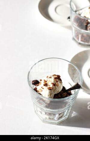 Vanilla Ice Cream Dessert in Glas mit Hafergranola. Dessertspeise. Stockfoto