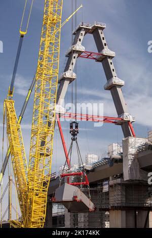 Baustelle der neuen Rheinbrücke der Autobahn A1 zwischen Köln und Leverkusen, Montage des letzten Teiles des ersten Pylons, Co Stockfoto