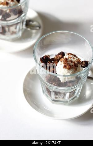 Zwei Gläser Vanilleeis mit hausgemachtem Müsli. Dessertspeise. Stockfoto
