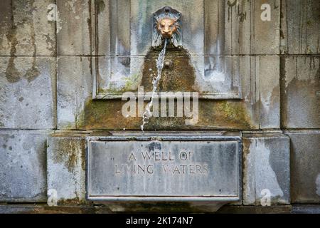 St. Ann's Brunnen alten warmen natürlichen Quelle Buxton, Derbyshire. Der Trinkbrunnen befindet sich am Fuße der Hänge (früher St. Ann's Cliff) Stockfoto