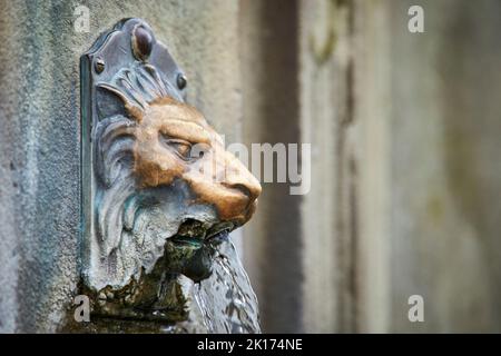 St. Ann's Brunnen alten warmen natürlichen Quelle Buxton, Derbyshire. Der Trinkbrunnen befindet sich am Fuße der Hänge (früher St. Ann's Cliff) Stockfoto