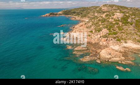 Drohnenbild der Horsehhoe Bay in Bowen, Queensland, Australien. Der wunderschöne Hufeisenstrand liegt an der Ostküste und ist eine wunderbare natürliche Umgebung. Stockfoto