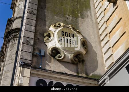 Kunstvolle Wandleuchte für die Gold Street im Stadtzentrum von Northampton, Großbritannien Stockfoto