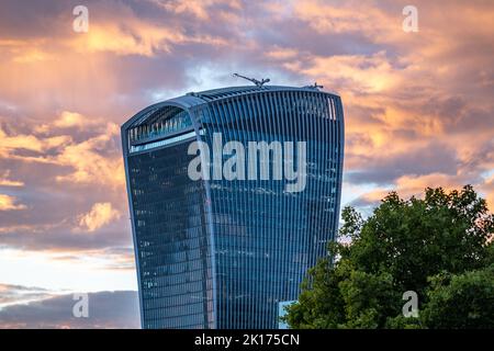 Sky Garden, 20 Fenchurch Street, auch bekannt als Walkie-Talkie, aufgenommen von der Tower Bridge in der Abenddämmerung vor einem flammenden orangefarbenen Sonnenuntergang. Stockfoto