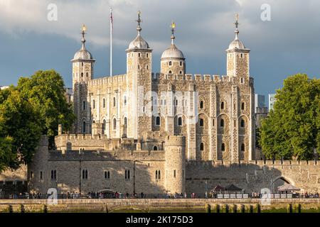 Der Tower of London bei Abendsonne vor einem dunklen Himmel. Geschossen 2 Tage nach dem Tod von Königin Elizabeth II, Flaggen nicht auf Halbmast. Stockfoto