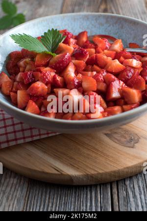 Erdbeerdessert mit frisch gehackten und marinierten Erdbeeren in einer Schüssel Stockfoto