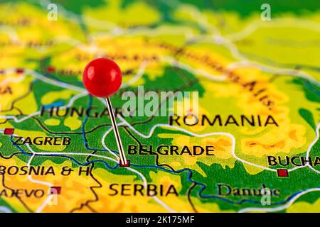 Belgrader Karte. Nahaufnahme der Belgrader Karte mit roter Nadel. Karte mit rotem Nadelpunkt von Belgrad in Serbien. Stockfoto