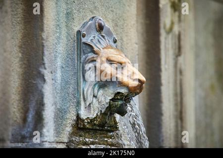 St. Ann's Brunnen alten warmen natürlichen Quelle Buxton, Derbyshire. Der Trinkbrunnen befindet sich am Fuße der Hänge (früher St. Ann's Cliff) Stockfoto