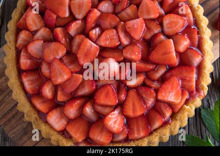 Erdbeerdessert auf Holzhintergrund - hausgemachte Torte mit frischen Erdbeeren - Nahaufnahme Stockfoto