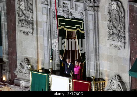 Mexiko-Stadt, Mexiko. 15. September 2022. Der mexikanische Präsident Andres Manuel Lopez Obrador (L) und seine Frau winken den Menschen im Nationalpalast während der Feierlichkeiten zum Unabhängigkeitstag in Mexiko-Stadt, Mexiko, am 15. September 2022. Quelle: Francisco Canedo/Xinhua/Alamy Live News Stockfoto