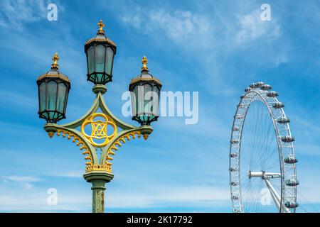 Alter Laternenpfosten an der Westminster Bridge. London, England. Selektiver Fokus Stockfoto