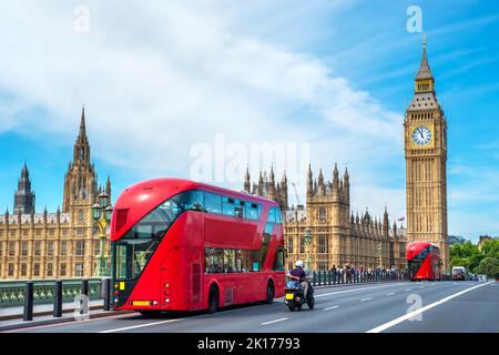 Rote Doppeldeckerbusse fahren an Big Ben und den Houses of Parliament auf der Westminster Bridge vorbei. London, England Stockfoto