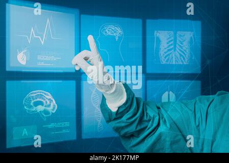 Hand in medizinischen Handschuh zeigt auf virtuelle Bildschirm Medizintechnik Stockfoto