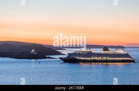 Roches Point, Cork, Irland. 16.. September 2022. Die Morgendämmerung bricht an, als das Kreuzschiff Spirit of Adventure in Roches Point, Co. Cork, Irland, den Hafen erreicht. - Credit; David Creedon / Alamy Live News Stockfoto