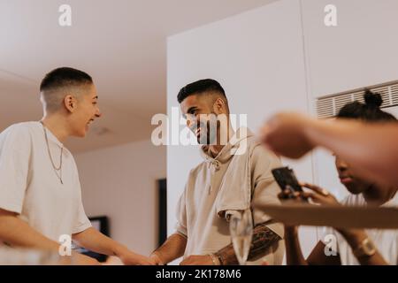 Glückliche Freunde, die während des Meetings reden Stockfoto