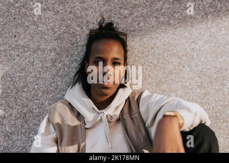 Junge Frau, Blick in die Kamera Stockfoto