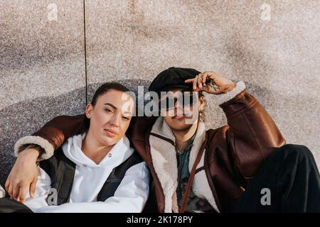 Lächelnde Freunde, die die Kamera betrachten Stockfoto
