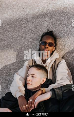 Junge Frauen sitzen zusammen Stockfoto